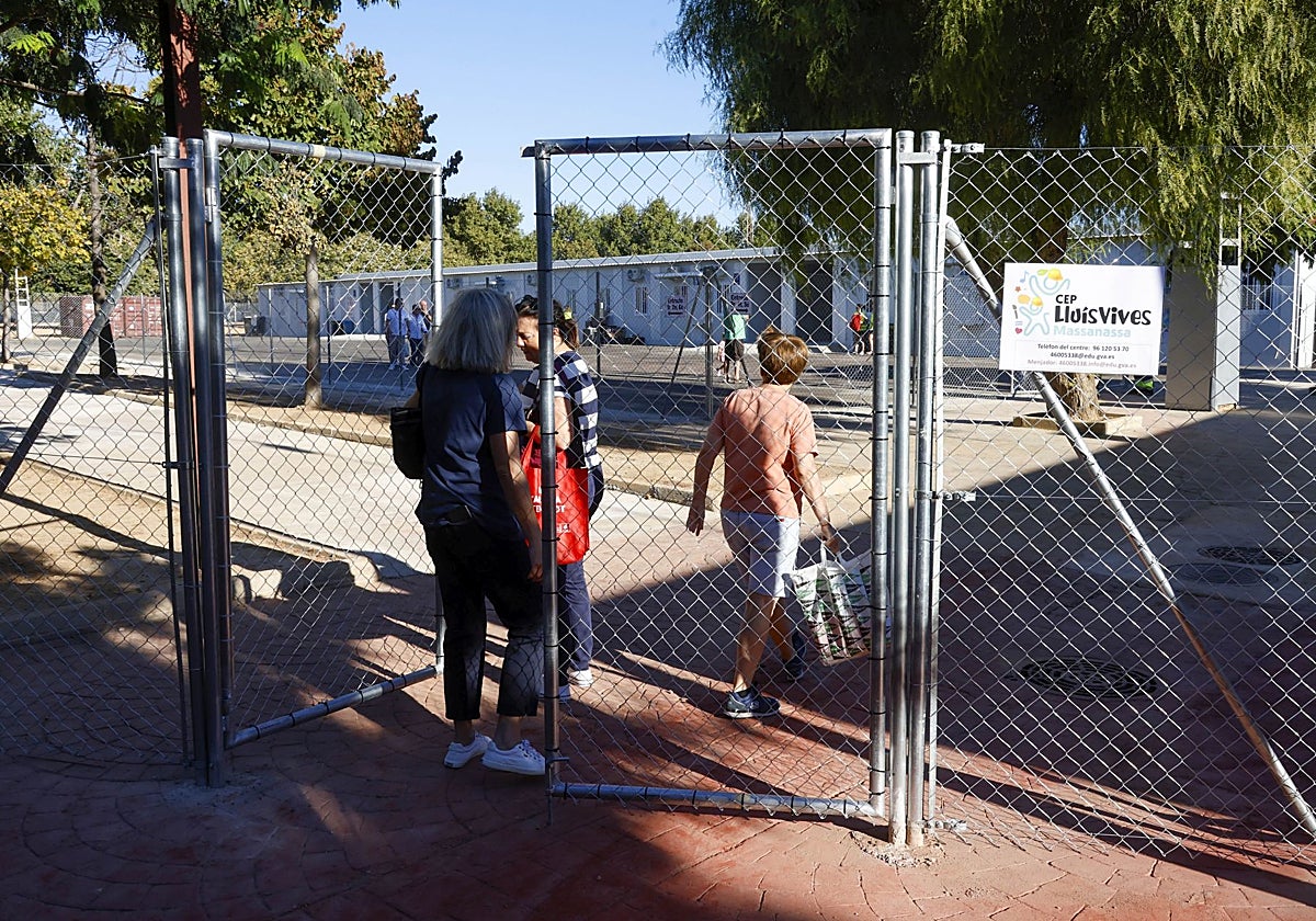 Primer día de clase en el colegio Lluís Vives de Massanassa.