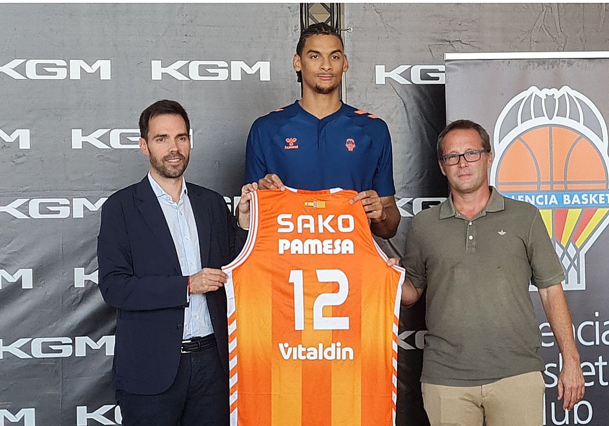 Enric Carbonell, Neal Sako y Jesús Cano, tras la presentación del jugador francés.