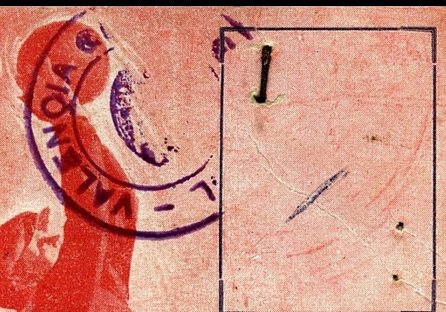 Carné con la foto arrancada.