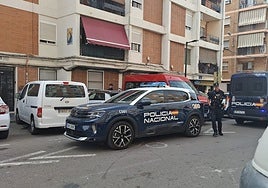 Dos vehículos de la Policía Nacional, el martes, en la calle donde ocurrieron los hechos.