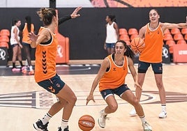 Las jugadoras del Valencia Basket femenino, durante un entrenamiento.