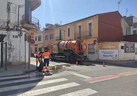 Limpieza de imbornales en una de las calles afectadas en Riola.