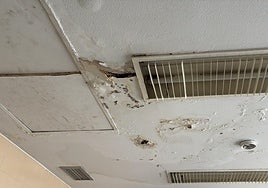 Una de las zonas afectadas por la humedad en el hospital Clínico.