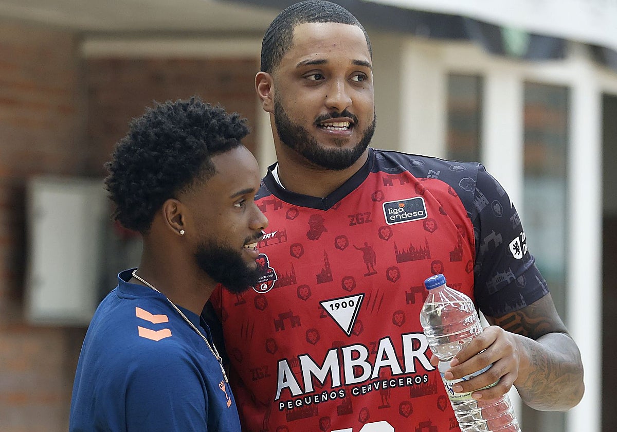 Jean Montero saluda a Joel Soriano en Teruel.