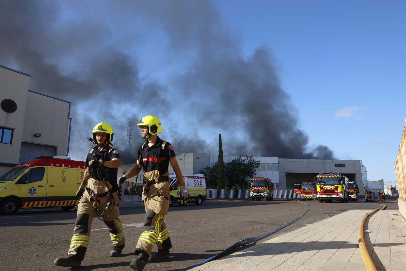 Un incendio afecta a una empresa de Albuixech