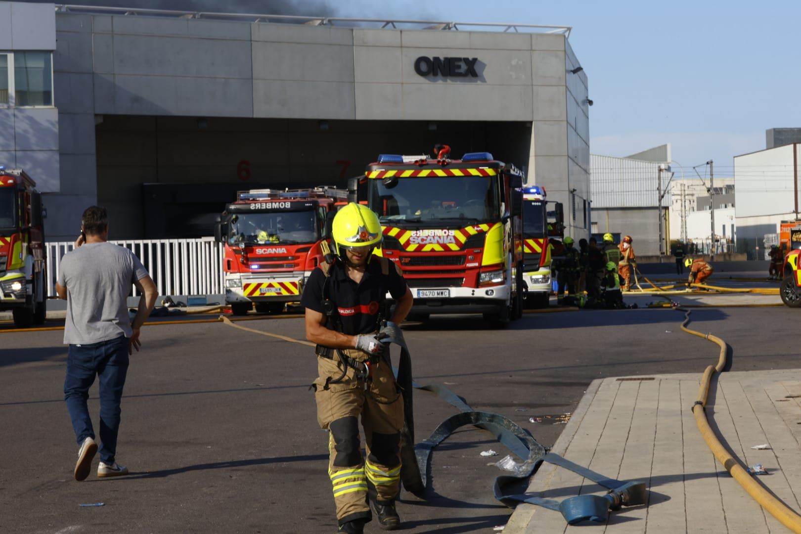 Un incendio afecta a una empresa de Albuixech
