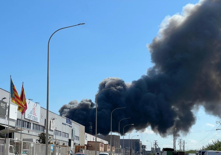 Un incendio afecta a una empresa de Albuixech y provoca una gran columna de humo