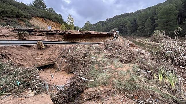 Imagen antes - Comparativa del tramo de la carretera reparada tras la dana y después de las obras.