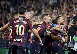 El Levante UD celebra un gol ante el FC Barcelona.