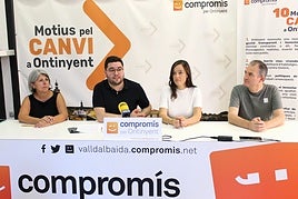 Los concejales del Compromís en el Ayuntamiento de Ontinyent, durante la rueda de prensa.