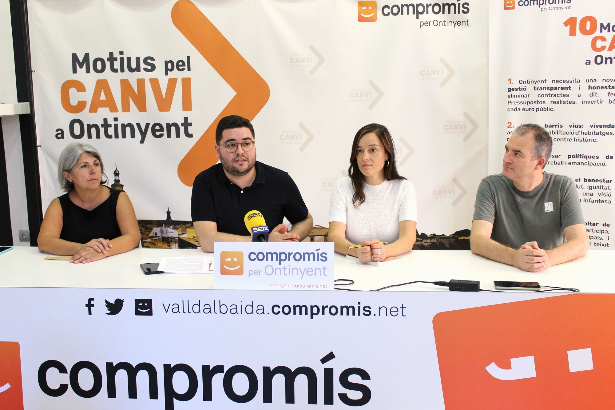 Los concejales del Compromís en el Ayuntamiento de Ontinyent, durante la rueda de prensa.