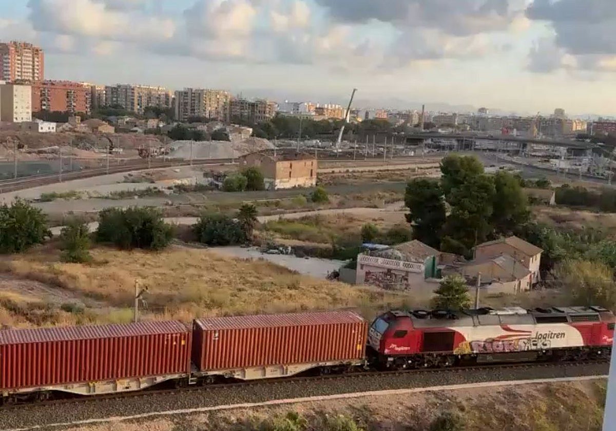 Paso de trenes de mercancías, junto a los edificios de Turianova.
