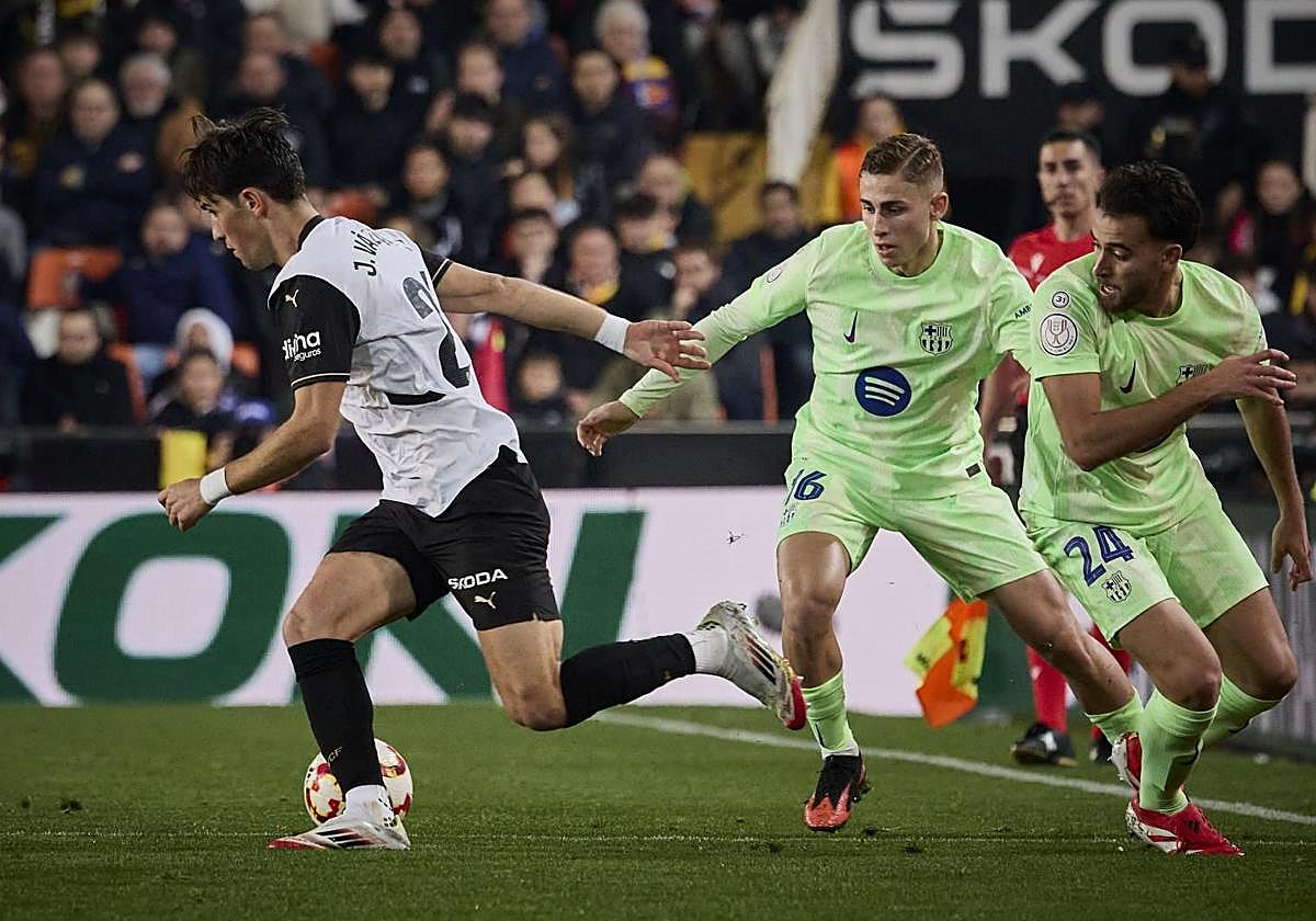 Jesús Vázquez ante Fermín y Eric García en el partido de la temporada pasada en Copa del Rey.