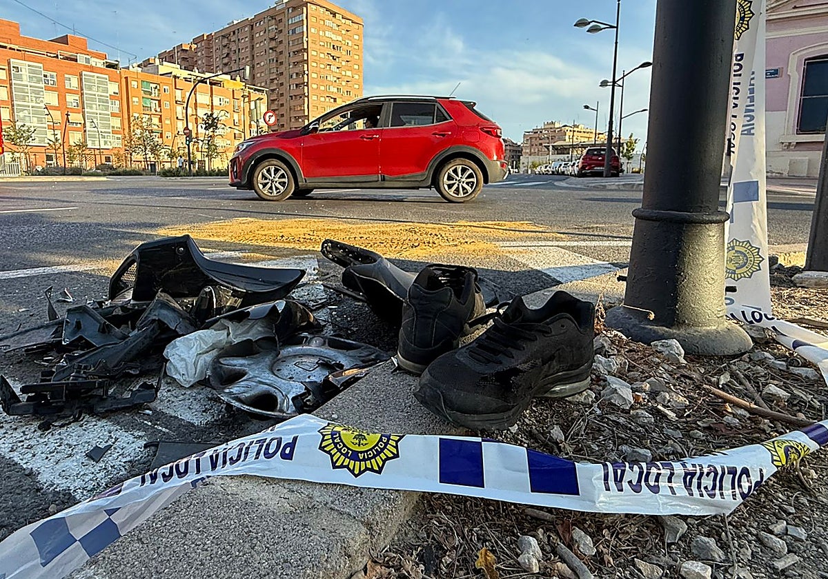 Los restos del accidente mortal ocurrido en el cruce de las calles Serrería y Martí Grajales.