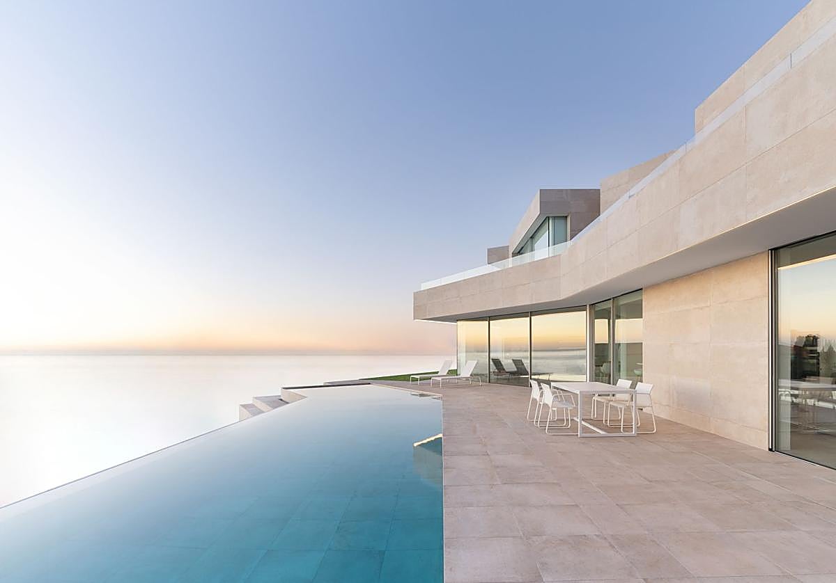 La piscina infinita de la casa, ubicada sobre un acantilado, se funde con el océano.