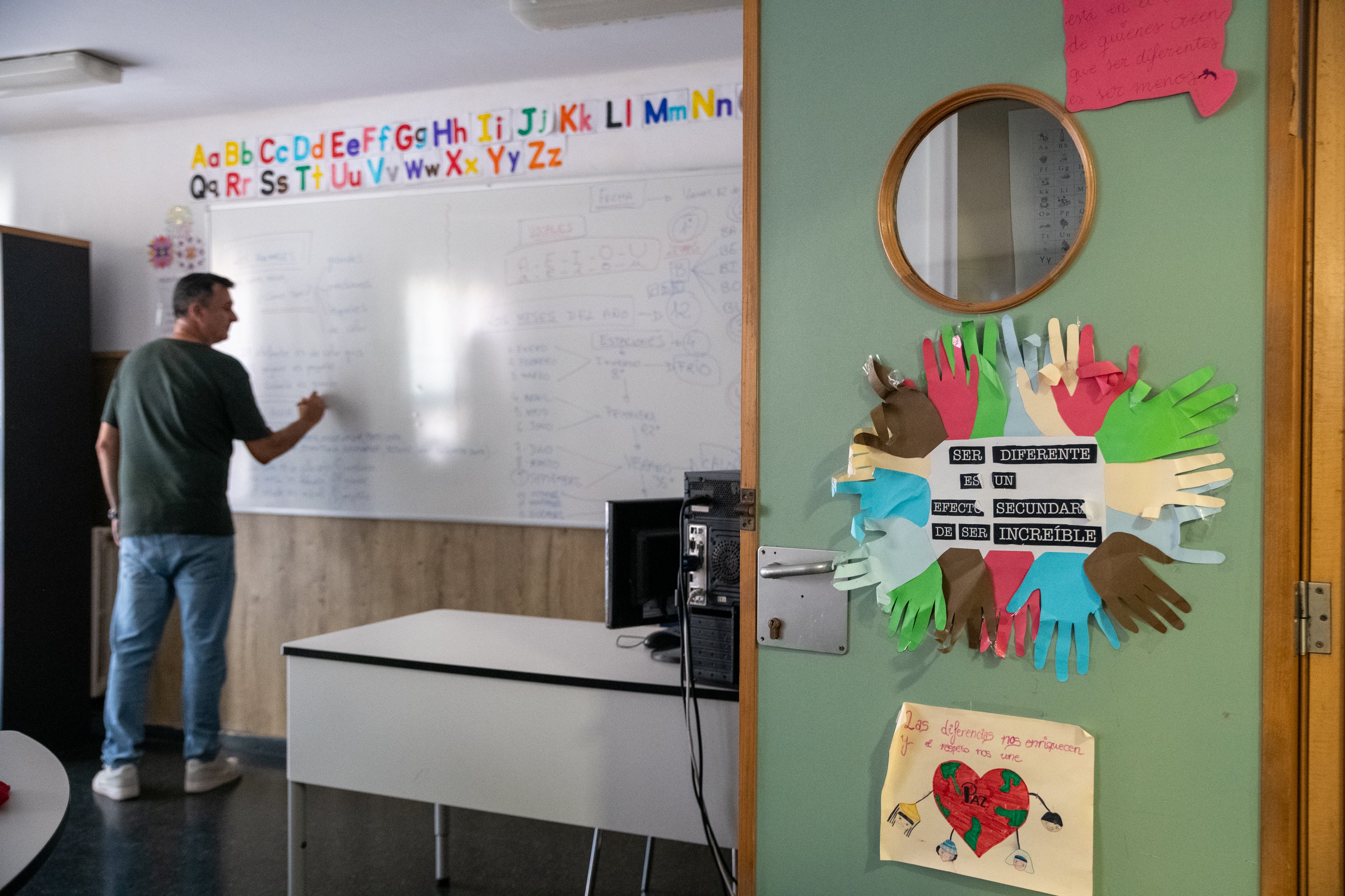 Un monitor del centro escribe en una de las aulas.