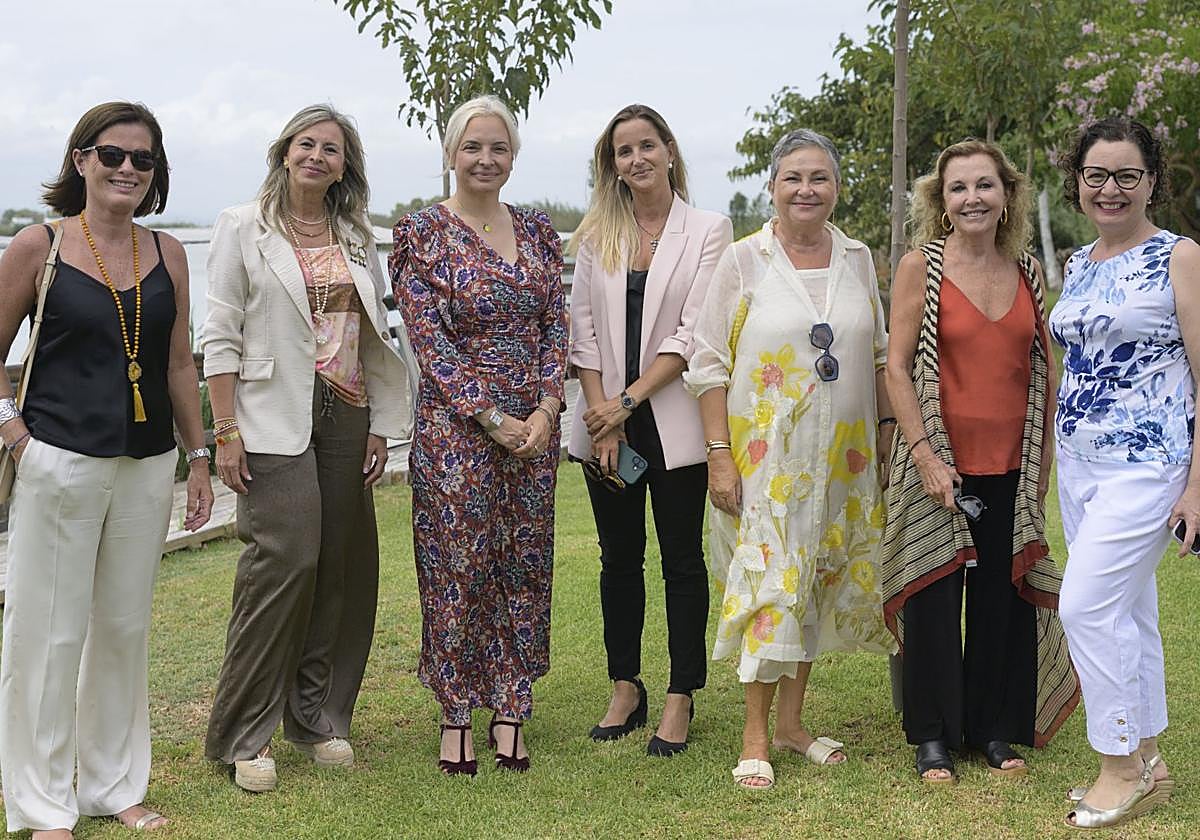 Joana Devon, Olga García, Gracia Burdeos, Ana Colonques, María José Mainar, Mª Ángeles Fayos y Emi Boix en la Albufera.