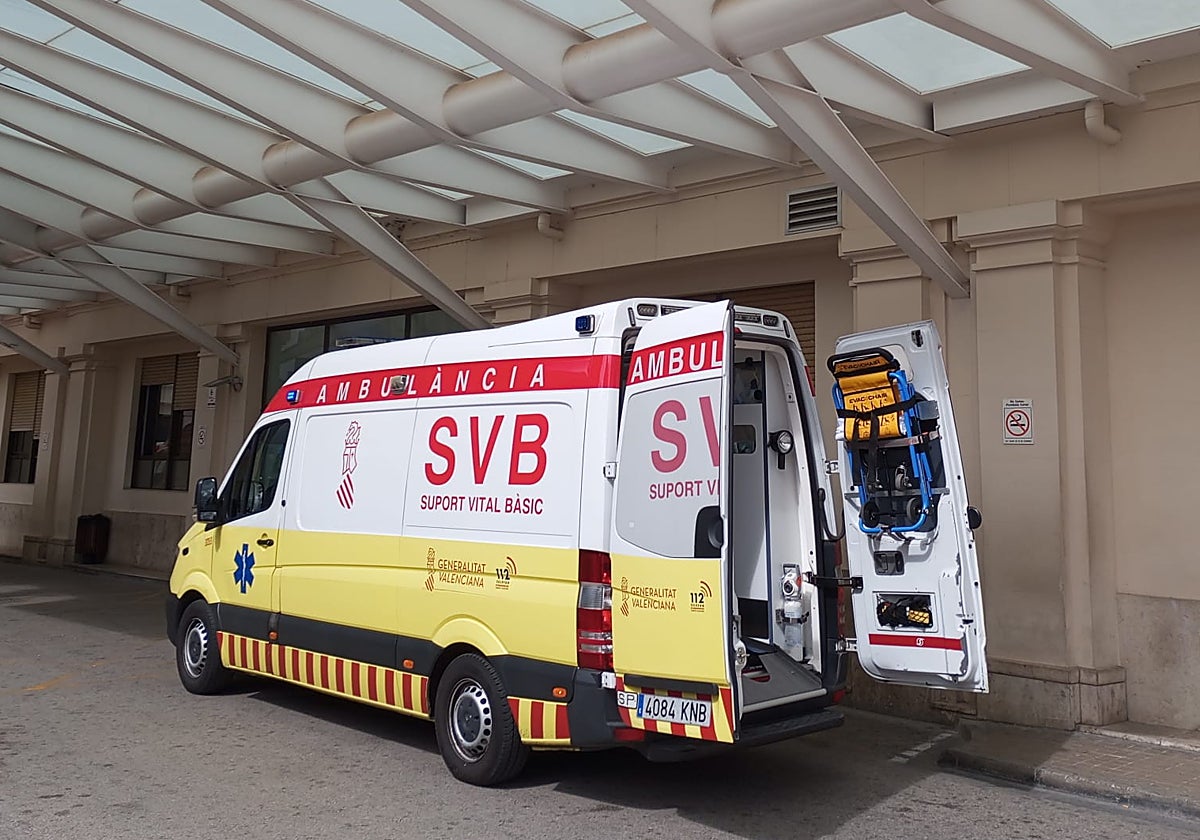 Una ambulancia de Soporte Vital Básico, en la puerta del Servicio de Urgencias del Hospital General.