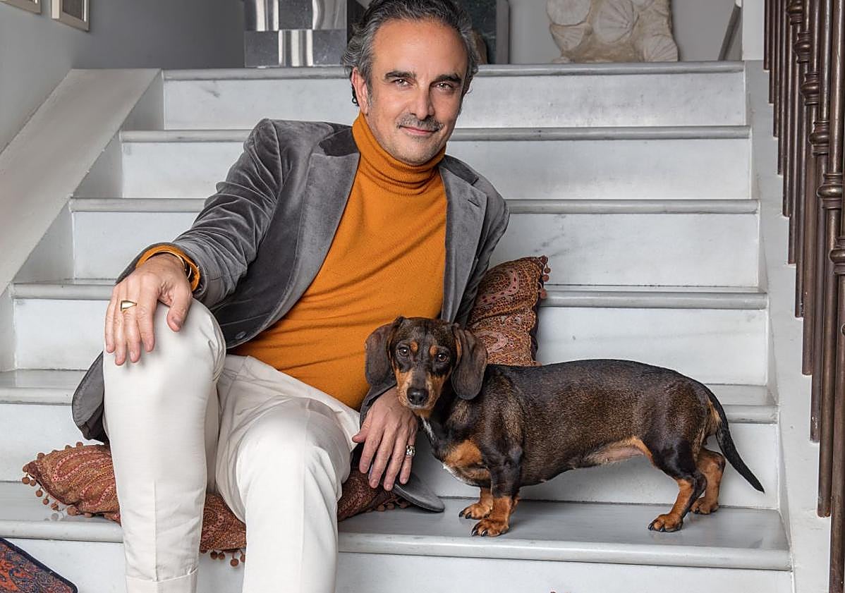 Imagen principal - Arriba, Lorenzo Castillo, el decorador que ha participado en el diseño de 'slippers' de Muné. A la izquierda, modelos distintos de la firma de calzado valenciana. A la derecha, calcetines a juego.