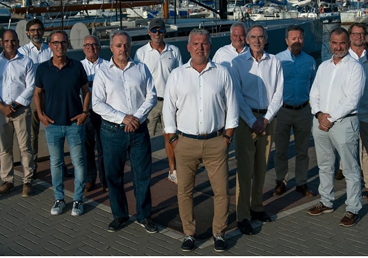 Andrés Arlandis, en el centro, junto al resto de su candidatura.