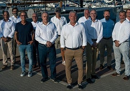 Andrés Arlandis, en el centro, junto al resto de su candidatura.