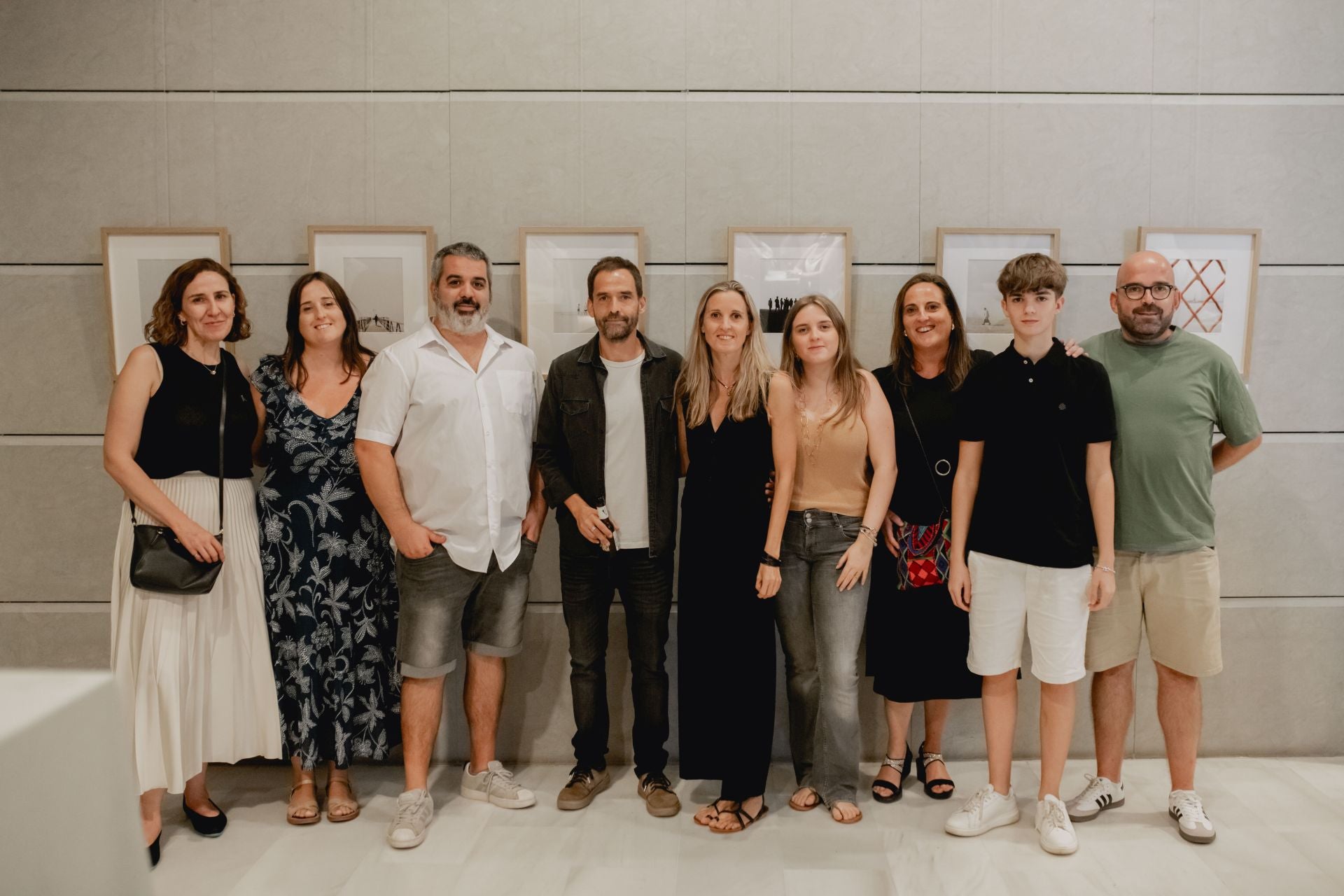 Asistentes a la exposición de Emilio Chulià en Parker Art Gallery.