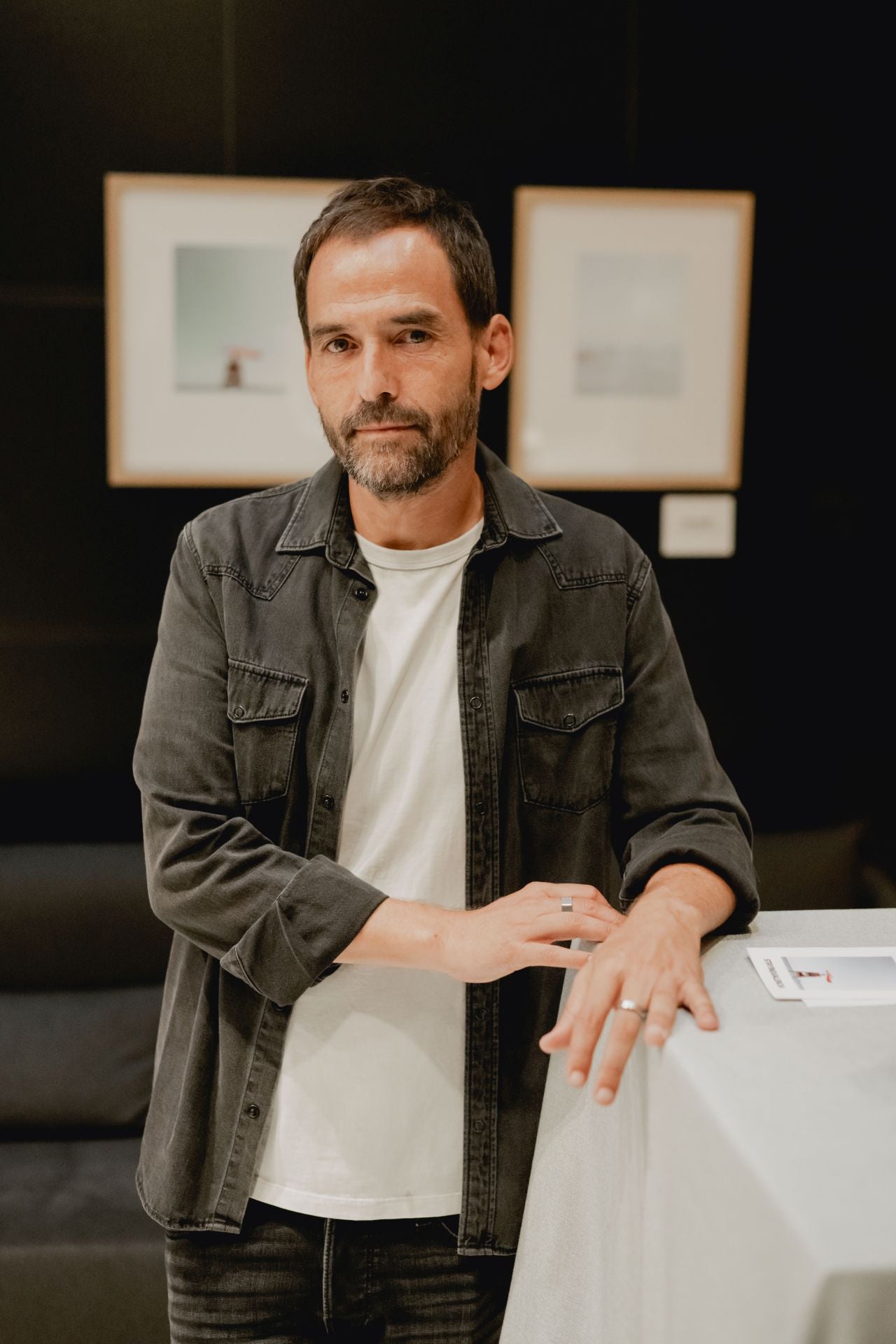 Asistentes a la exposición de Emilio Chulià en Parker Art Gallery.