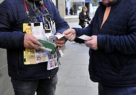 Un vendedor de la ONCE en una imagen de archivo.