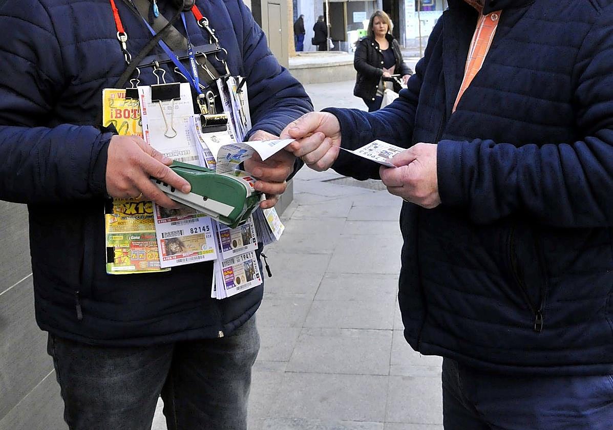 Un vendedor de la ONCE en una imagen de archivo.