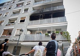 Vecinos en un edificio.