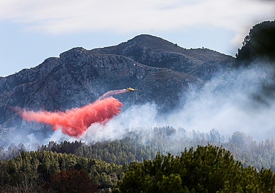 Una avioneta durante los trabajos de extinción de un incendio forestal.