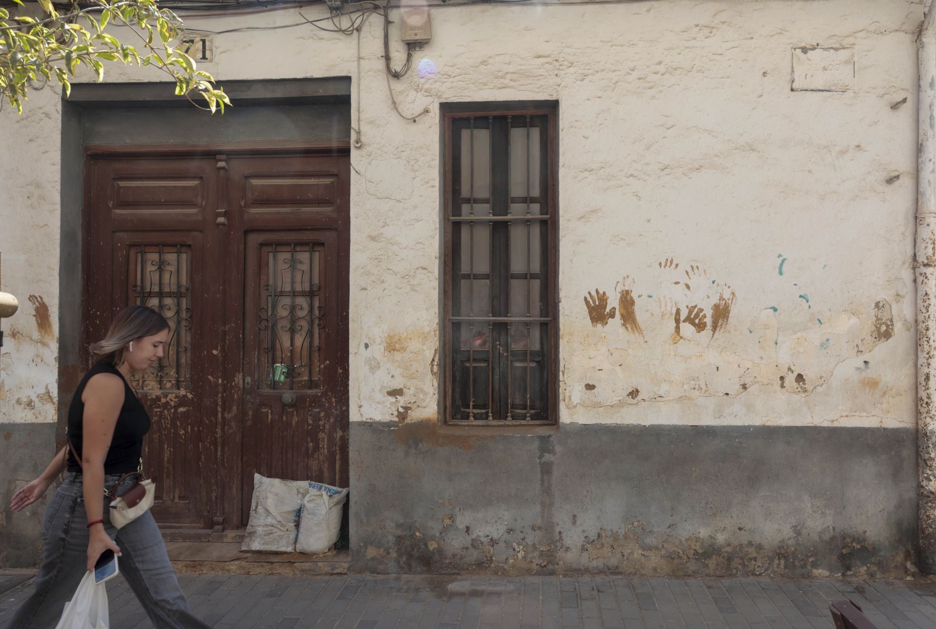 Una de las casa de la calle Mayor todavía con restos visibles de la dana en Aldaia.