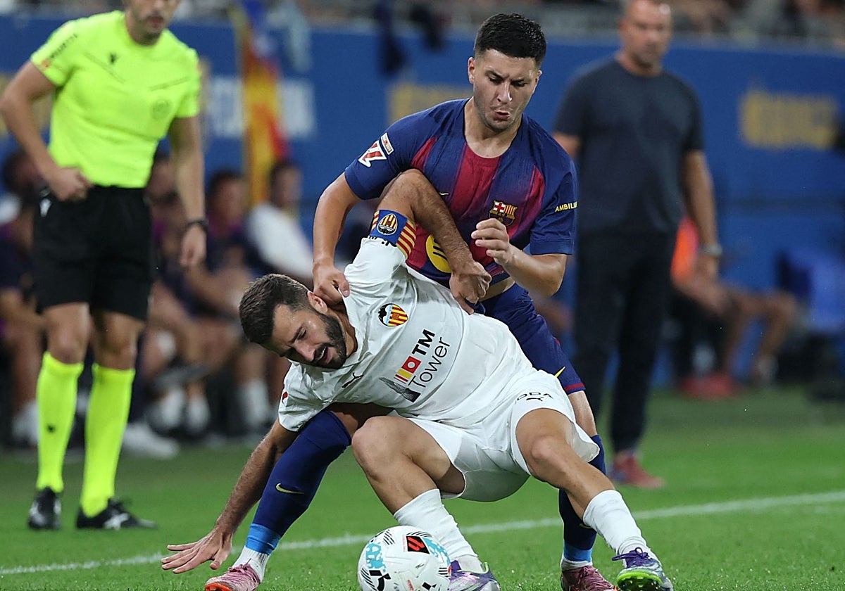 Gayà trata de proteger el balón en el encuentro contra el Barça de este domingo.