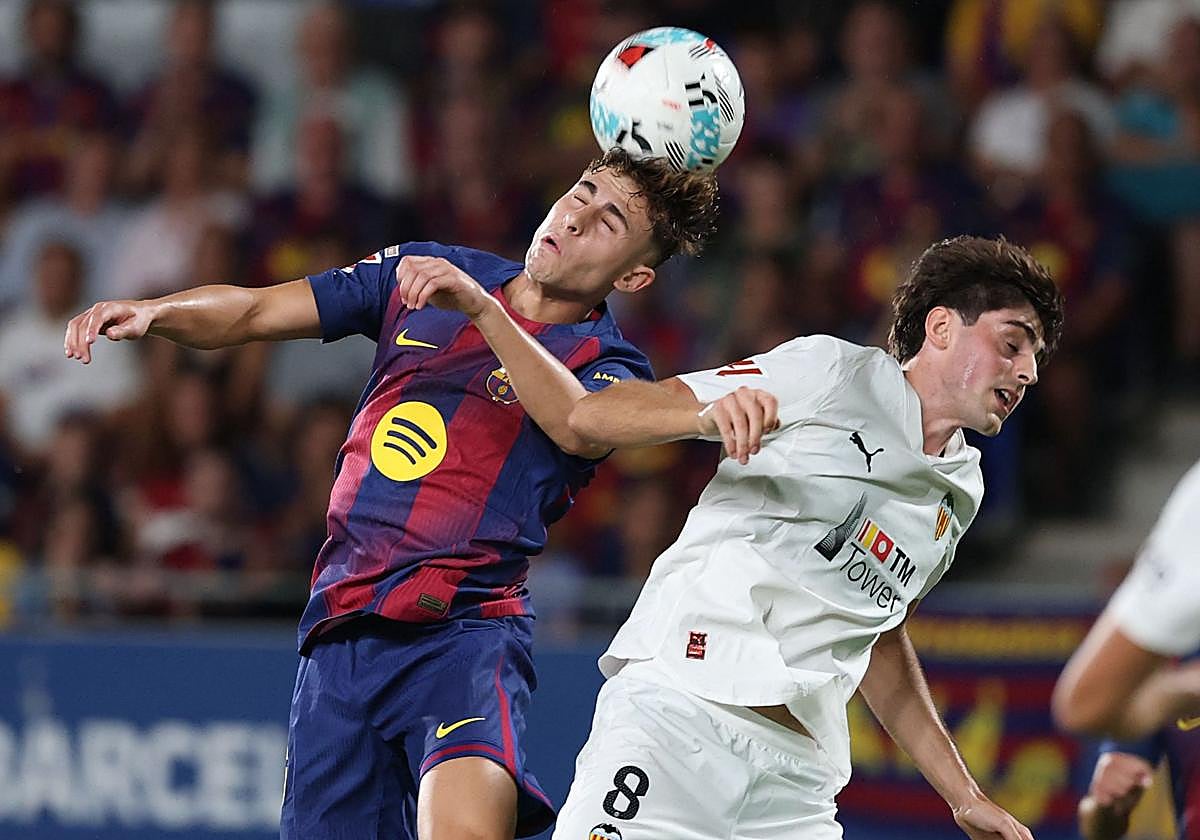 Javi Guerra, ante Fermín.