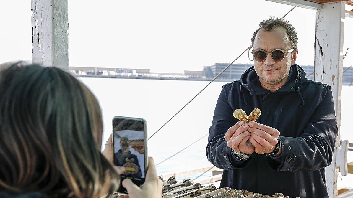 César Gómez muestra dos pequeñas ostras que van a colocarse en las bateas.