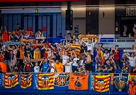 La afición del Valencia en el Johan Cruyff.