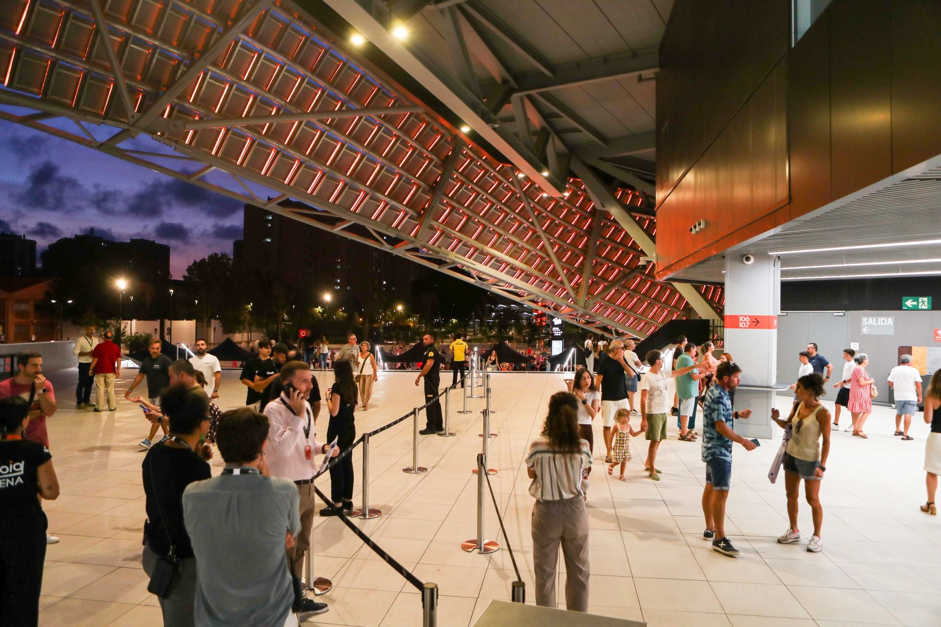 El Roig Arena prueba el modo baloncesto con los socios del Valencia Basket
