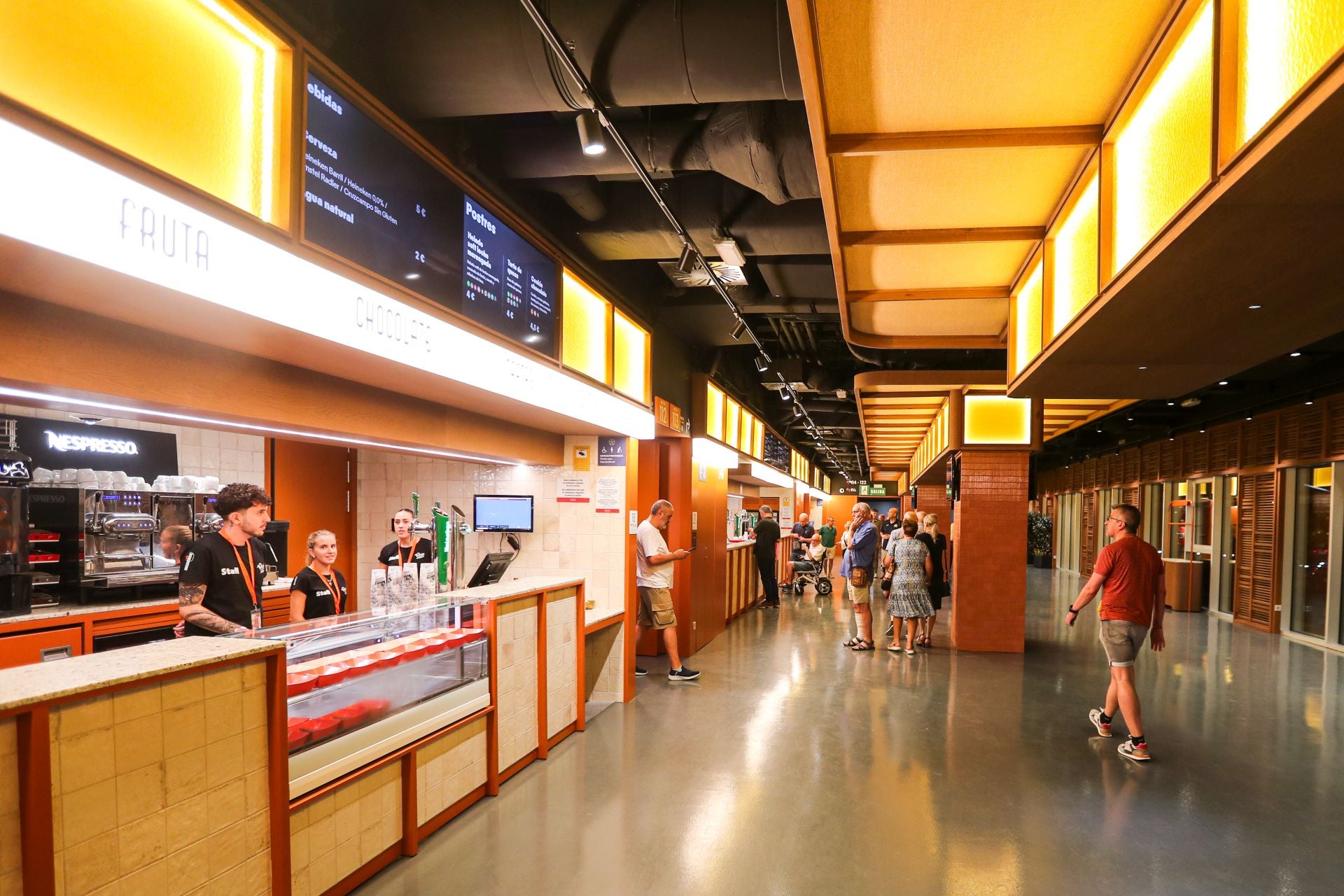 El Roig Arena prueba el modo baloncesto con los socios del Valencia Basket