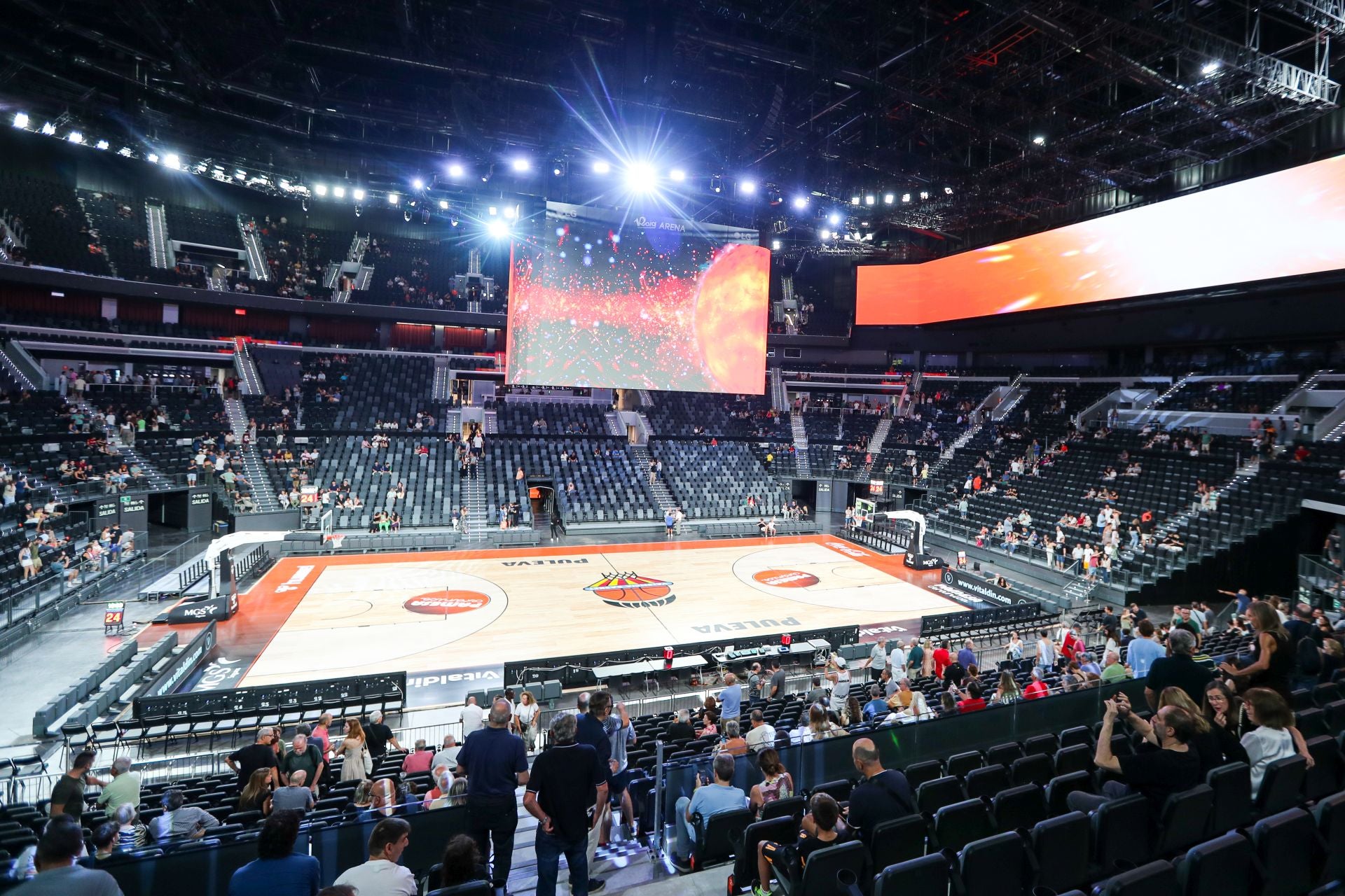 El Roig Arena prueba el modo baloncesto con los socios del Valencia Basket