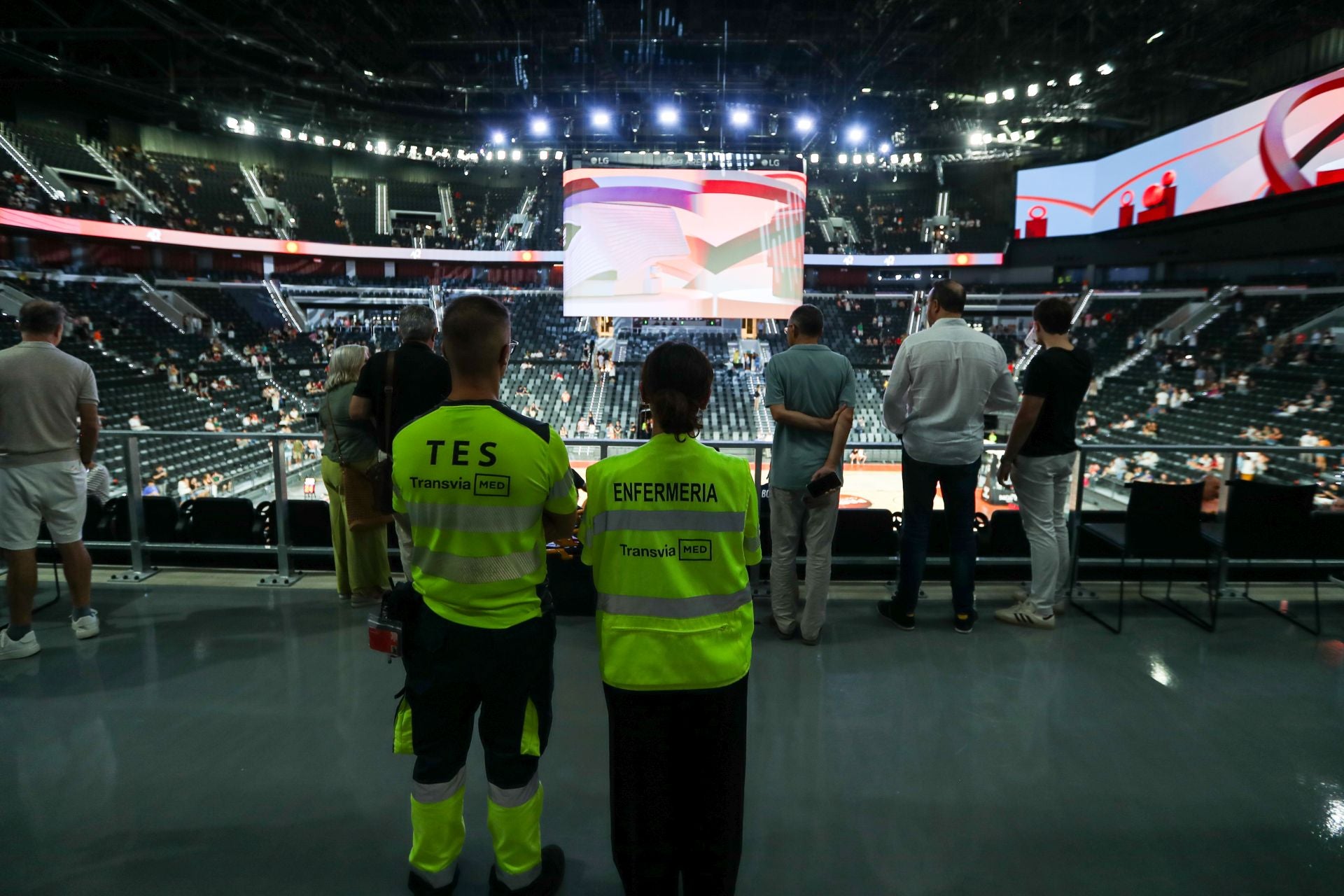 El Roig Arena prueba el modo baloncesto con los socios del Valencia Basket