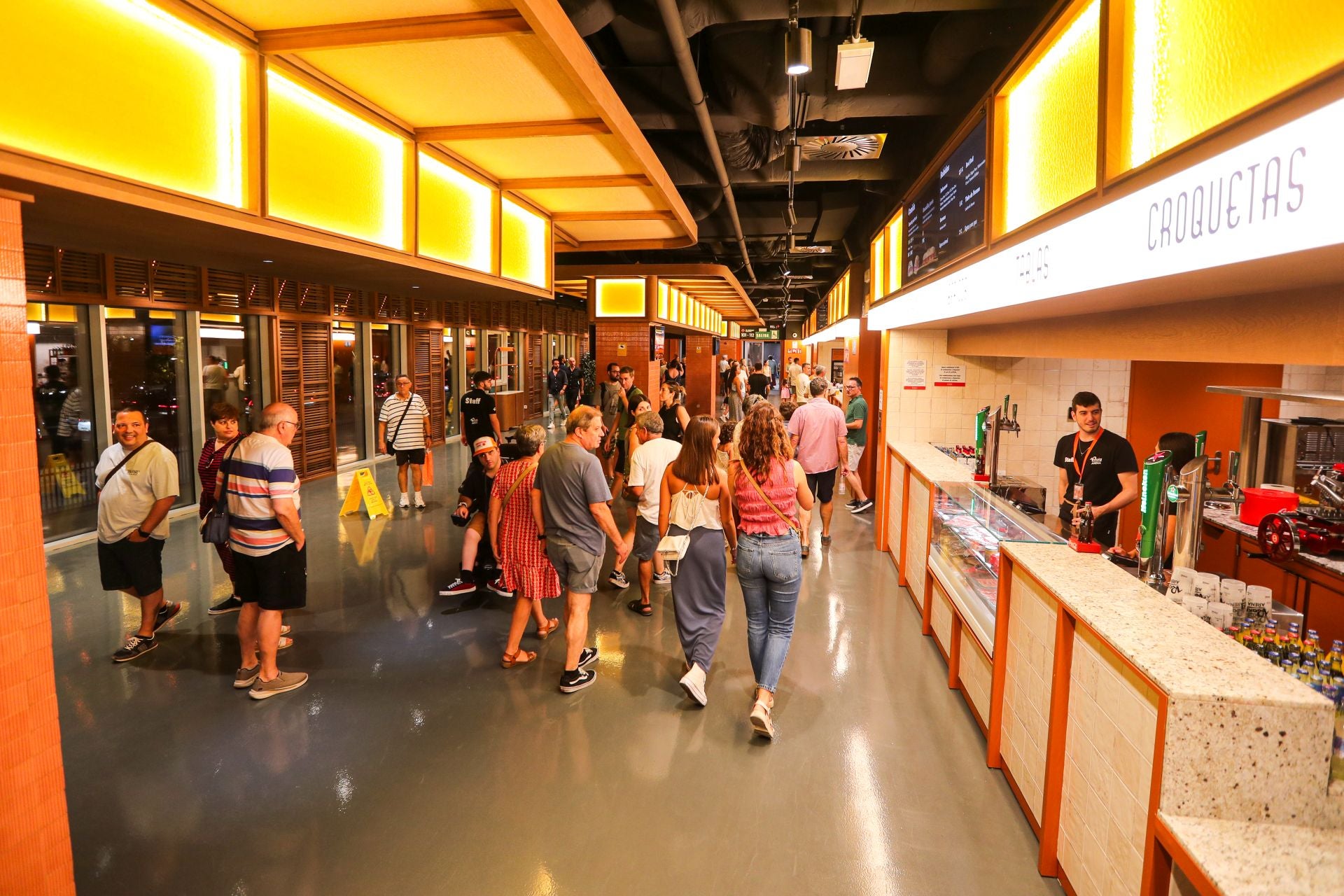 El Roig Arena prueba el modo baloncesto con los socios del Valencia Basket