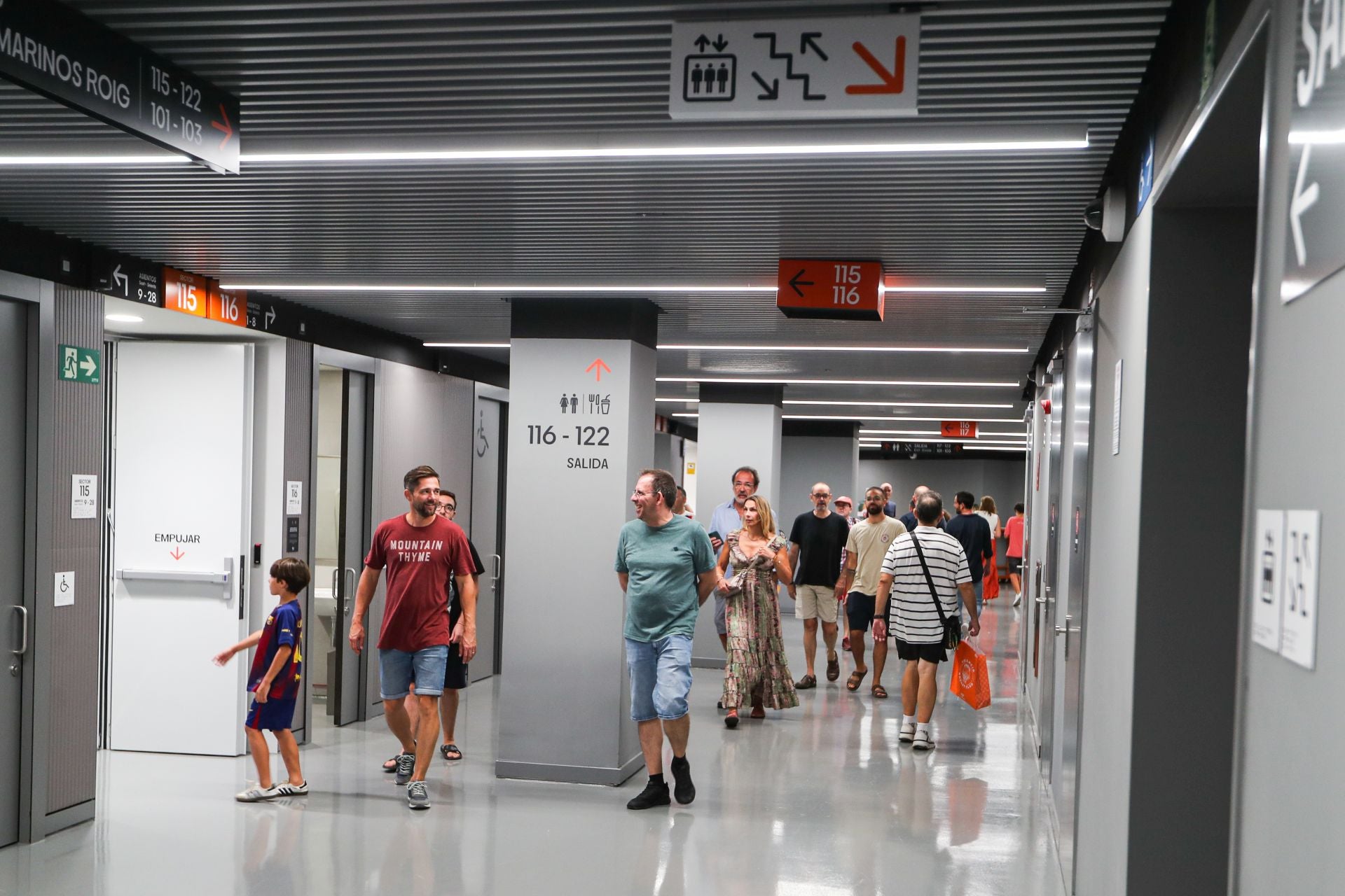 El Roig Arena prueba el modo baloncesto con los socios del Valencia Basket