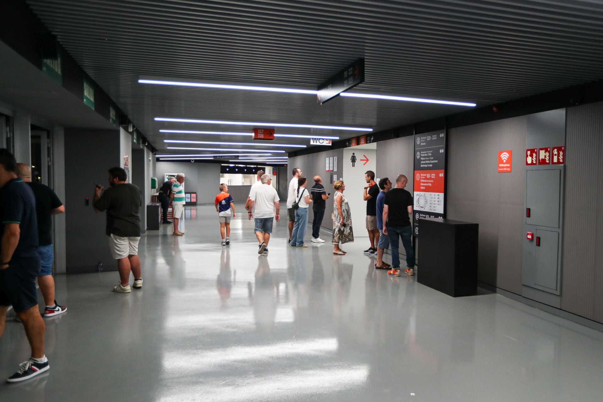 El Roig Arena prueba el modo baloncesto con los socios del Valencia Basket