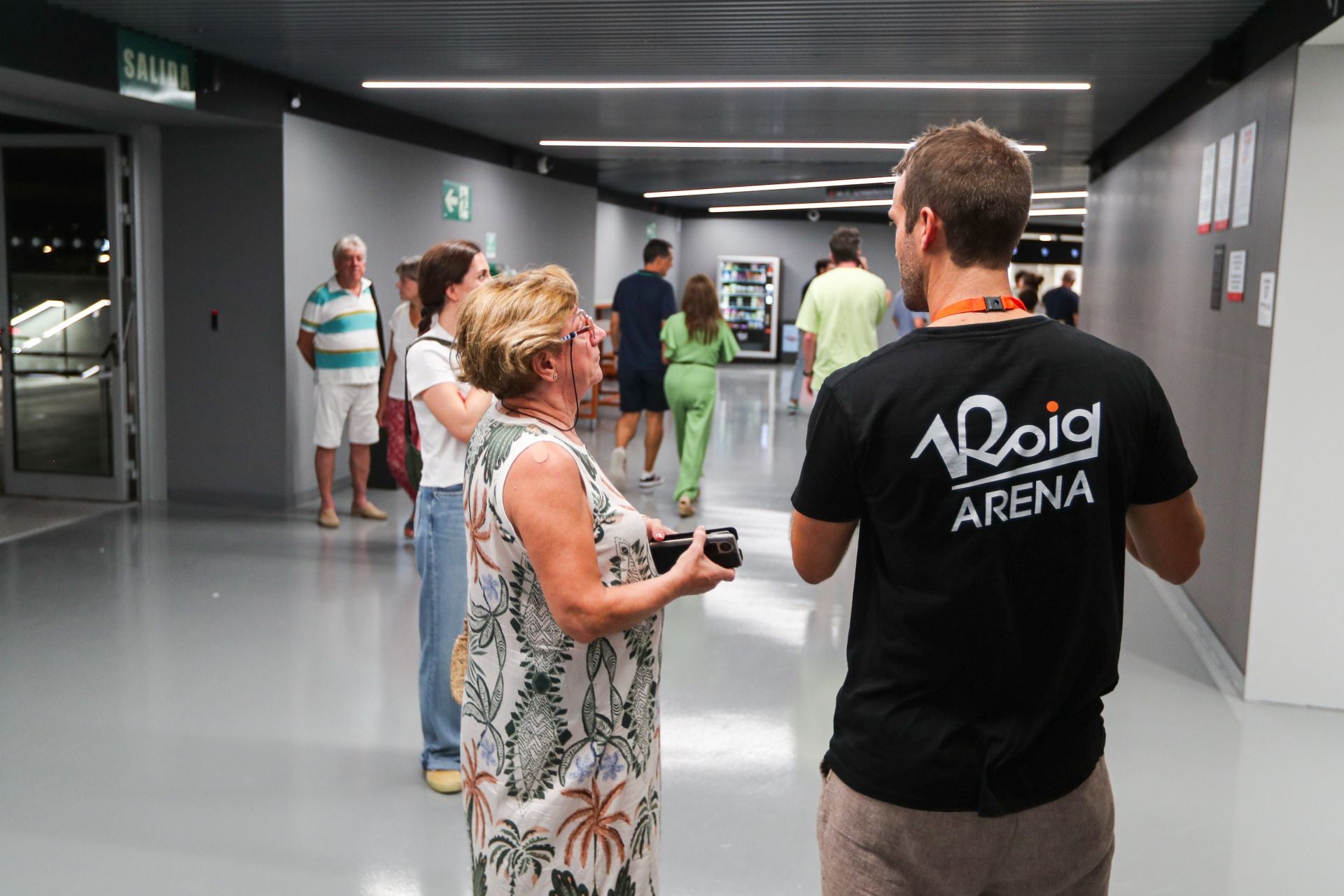 El Roig Arena prueba el modo baloncesto con los socios del Valencia Basket
