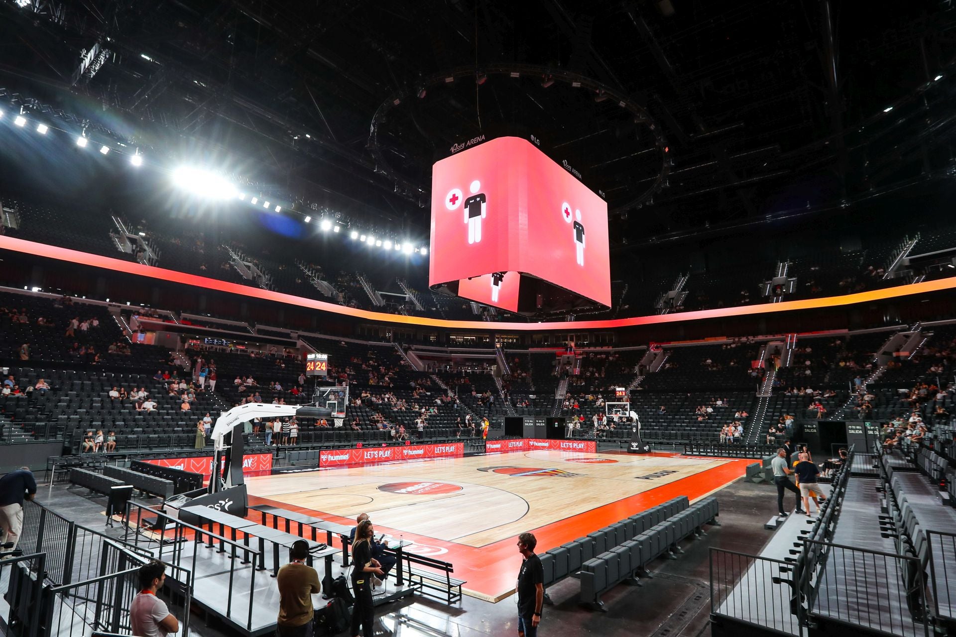 El Roig Arena prueba el modo baloncesto con los socios del Valencia Basket