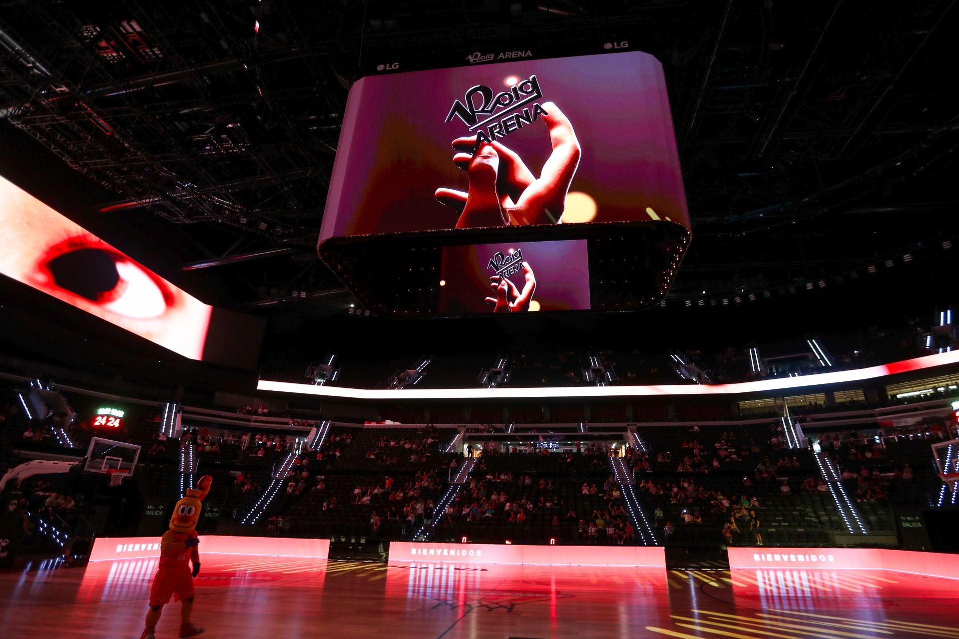 El Roig Arena prueba el modo baloncesto con los socios del Valencia Basket