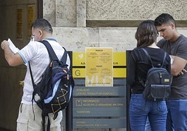Dos personas esperan su turno en las oficinas del padrón del Ayuntamiento de Valencia.