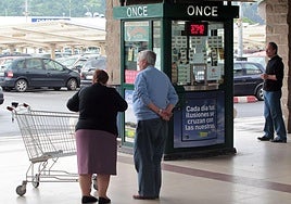 Un vendedor de la ONCE en una imagen de archivo.