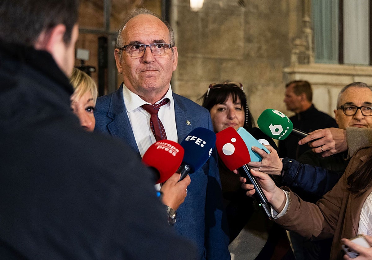 El presidente de SOS Desaparecidos antes de su reunión con Mazón en marzo.