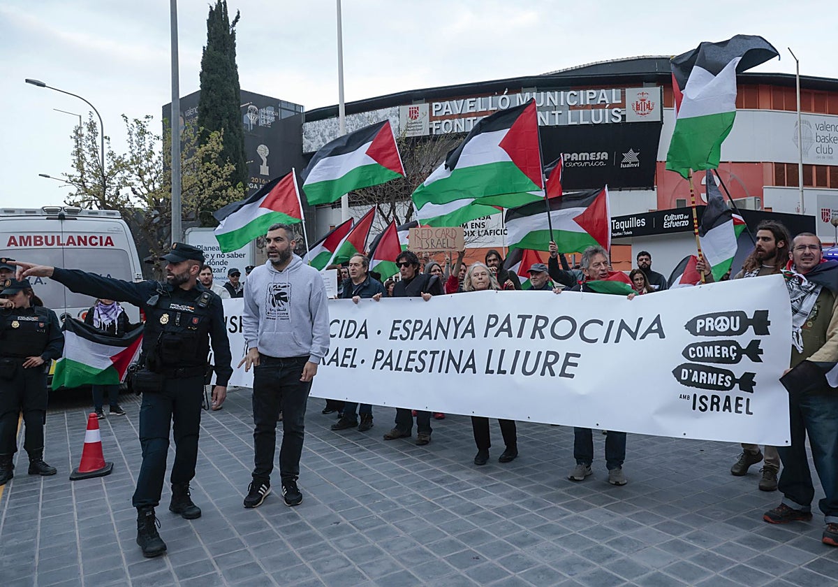 Protesta de apoyo a Palestina durante la última visita del Hapoel Tel Aviv a la Fonteta en abril.